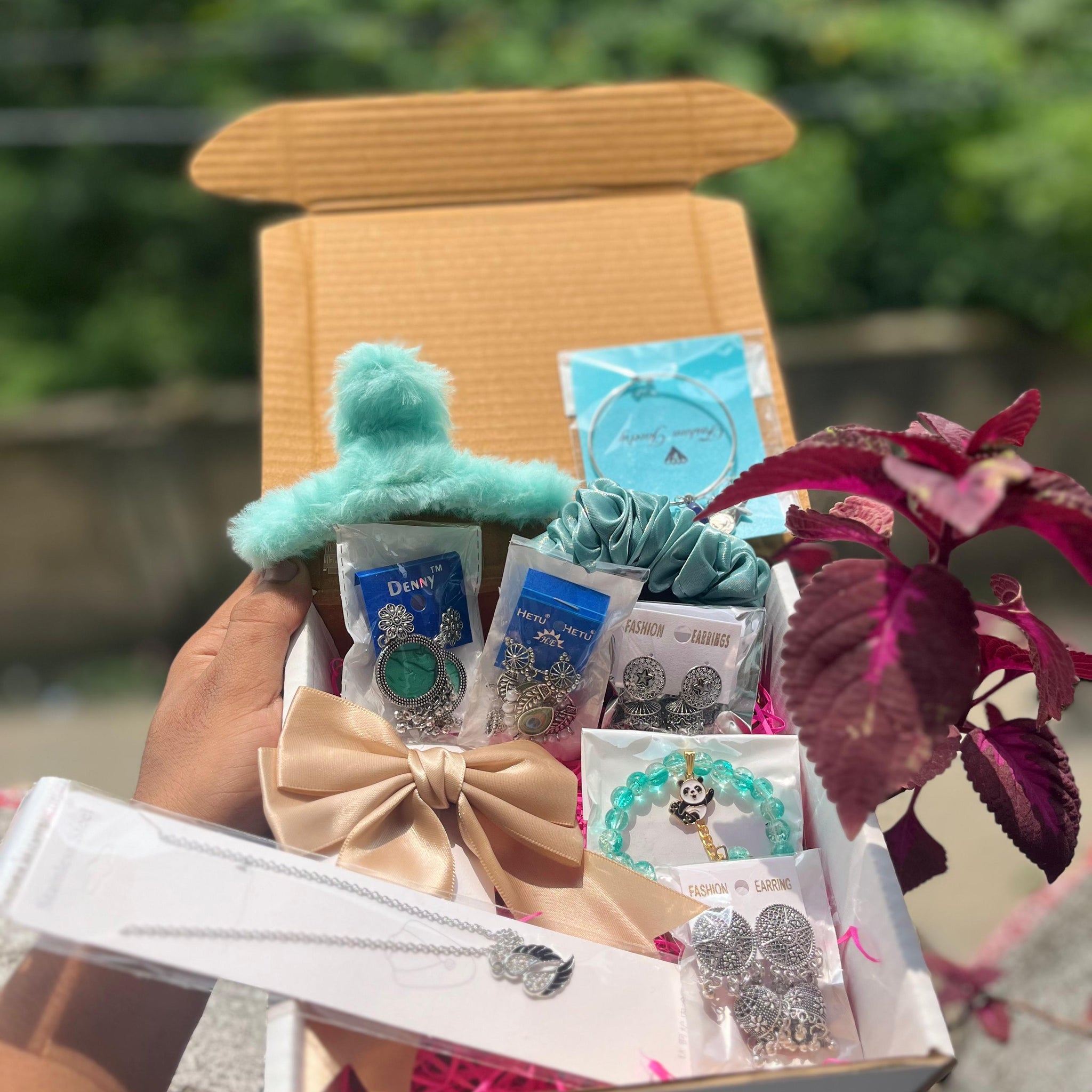 Premium Jewelry & Accessory Gift Box – With 2 FREE Rings! 🌸