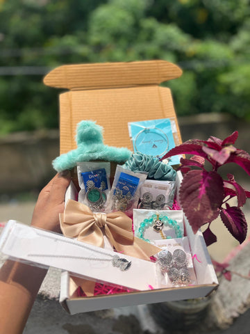 Premium Jewelry & Accessory Gift Box – With 2 FREE Rings! 🌸